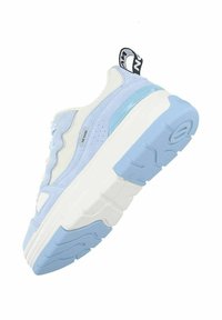 Helleblaue Sneakers mit weißen Akzenten, ausgestattet mit einer strukturierten Oberseite, einer klobigen weißen Sohle und einer Zuglasche mit Logo an der Ferse.