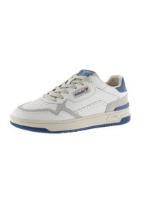 Zapatilla blanca con acentos en azul y gris, que presenta una parte superior de cuero texturizado, cordones planos y un cuello acolchado. Suela de goma con tracción.
