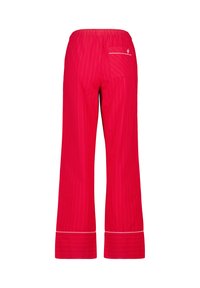 Punat leveät punaiset housut, joissa on pystysuorat raidat, joustava vyötärö ja takatasku, jossa on valkoinen reunus helman kohdalla. Valmistettu kevyestä kankaasta.