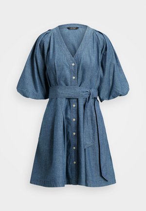 Vestido camisero azul vaquero con escote en V, mangas cortas abullonadas y cinturón de tela a juego atado a la cintura.