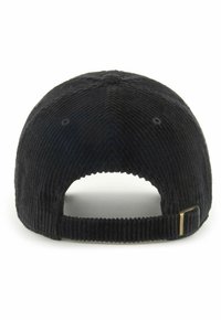 Gorra de pana negra con una superficie texturada, correa ajustable en la parte trasera y un pequeño acento de hardware dorado.