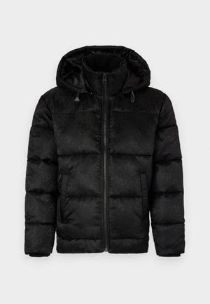 Chaqueta tipo puffer negra con capucha, diseño acolchado, que presenta un sutil patrón de logotipos, cierre frontal con cremallera y puños elásticos.