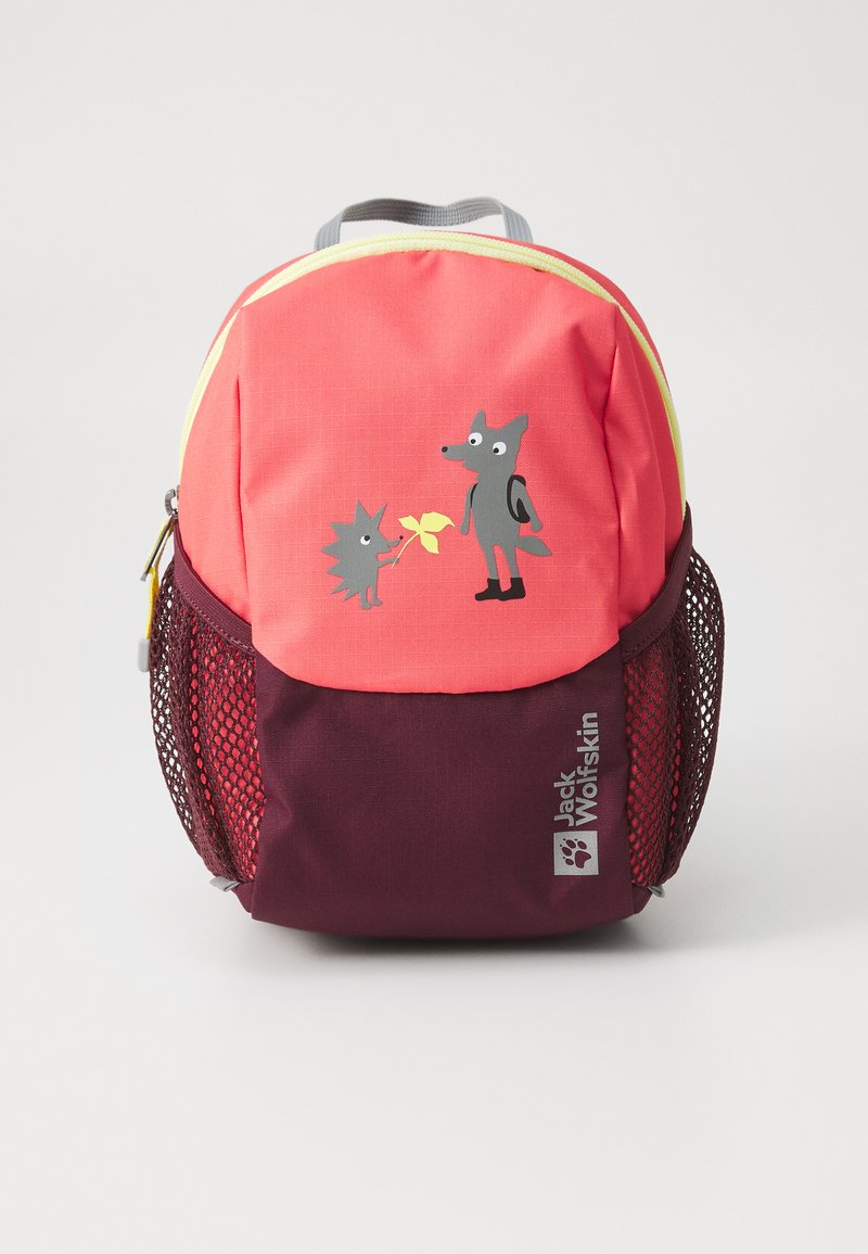 Sarkans un purpursarkans bērnu mugursoms ar sieta sānu kabatu, ar multfilmu dzīvnieku dizainiem priekšpusē un ar rāvējslēdzēja aizdari.