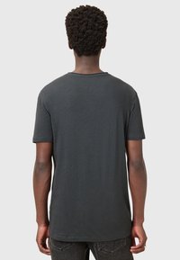 Sort bomuld t-shirt med korte ærmer og rund halsudskæring, der viser en glat tekstur og en afslappet pasform. Ingen synlige mønstre eller accenter.