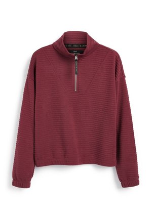 Vinrød tekstureret pullover med lange ærmer, halv lynlås foran og høj krave, vist på en hvid baggrund.