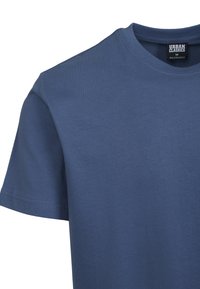 Krátký rukáv námořnické modré bavlněné tričko s kulatým výstřihem a černou značkou Urban Classics uvnitř límce.
