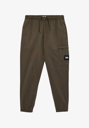 Pantalons cargo vert olive avec une taille élastique, un cordon de serrage, des poches latérales et une étiquette rectangulaire sur la poche cargo droite.