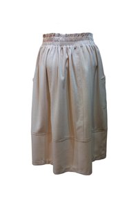 Falda beige hasta la rodilla hecha de un tejido texturizado, con una cinturilla elástica y dos bolsillos laterales. Detalles de costura simples en toda la prenda.