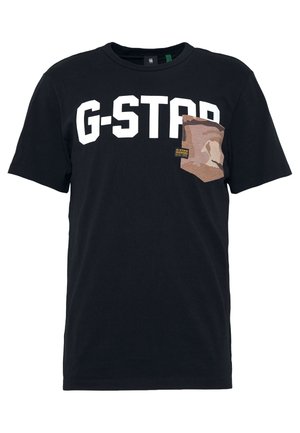 T-shirt noir à manches courtes avec un texte blanc audacieux "G-STAR" en travers de la poitrine et une poche poitrine camo marron sur le côté droit.