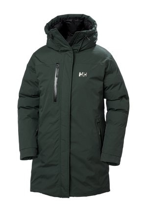 Cappotto invernale verde scuro con cappuccio, cerniera frontale completa, tasche con zip sul petto e sui fianchi, e un piccolo logo riflettente HH sul petto.