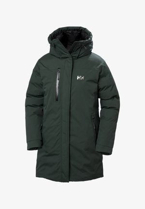 Cappotto invernale verde scuro con cappuccio, cerniera frontale completa, tasche con zip sul petto e sui fianchi, e un piccolo logo riflettente HH sul petto.