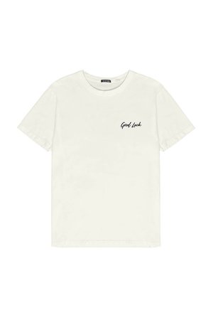 Witte katoenen T-shirt met ronde halslijn en korte mouwen. Heeft een zwarte 'Good Luck'-tekst op de linkerkant gedrukt.
