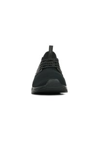 Chaussure de sport noire avec une tige en maille texturée, des lacets réfléchissants et une semelle en caoutchouc robuste. Présente une languette de tirage au niveau du talon.