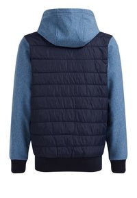 Vadderad jacka med en blå huvtröja, som har en marinblå vadderad rygg, texturerade blå ärmar och en mörk ribbad nederkant.