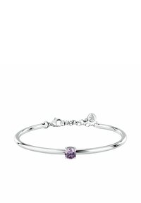 Bracciale in argento con forma liscia e rotonda. Presenta un singolo gioiello rotondo di ametista incastonato in una montatura a quattro griffe. Chiusura a catena regolabile.