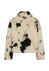 Jakna iz kremaste umetne kože z črnimi madeži, krajši kroj, ovratnik z režo in mehka tekstura. Ima dolge rokave in brezšivno zaključeno.