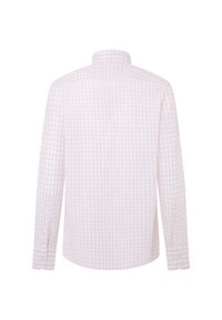 Camicia bianca con un motivo a griglia rosa, maniche lunghe e collo standard; realizzata in tessuto leggero.