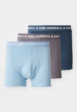 Tre par herrboxershorts i ljusblå, grå och marinblå. Varje par har en elastisk midja med "KARL LAGERFELD"-logotyp. Slät tygtextur.