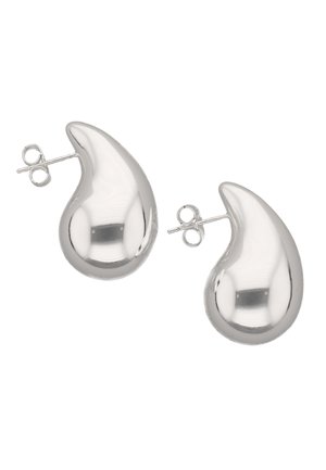 Coppia di orecchini a bottone in argento lucido a forma di goccia con chiusure a farfalla su sfondo bianco.