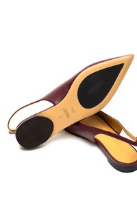 Burgunderfarbene Leder Slingbacks mit spitzer Zehenpartie, schwarzer Laufsohle und gelber Innensohle. Größe 39 auf der Innensohle markiert.