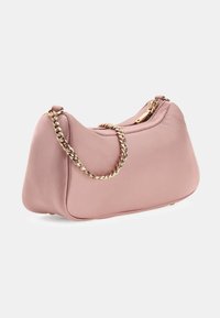 Borsa a spalla in satin rosa con forma curva, tracolla in catena dorata e chiusura a cerniera. Texture liscia con bordi morbidi e dettagli minimi.