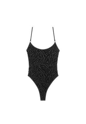 Bañador de una pieza negro con un diseño de estampado de cebra texturizado, tirantes finos y una silueta de pierna alta. Incluye detalles de hardware sutiles.