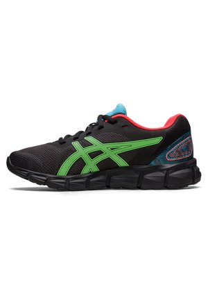 Baskets de course noires avec des accents verts, tige en maille, col rembourré, détails frappants en rouge et bleu, et semelle en caoutchouc texturé.