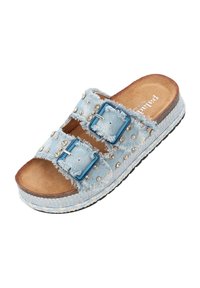 Blauwe denim schuifsandaal met twee verstelbare gespbanden, versierd met studs, een getextureerd platform en een natuurlijke kurken voetbed.