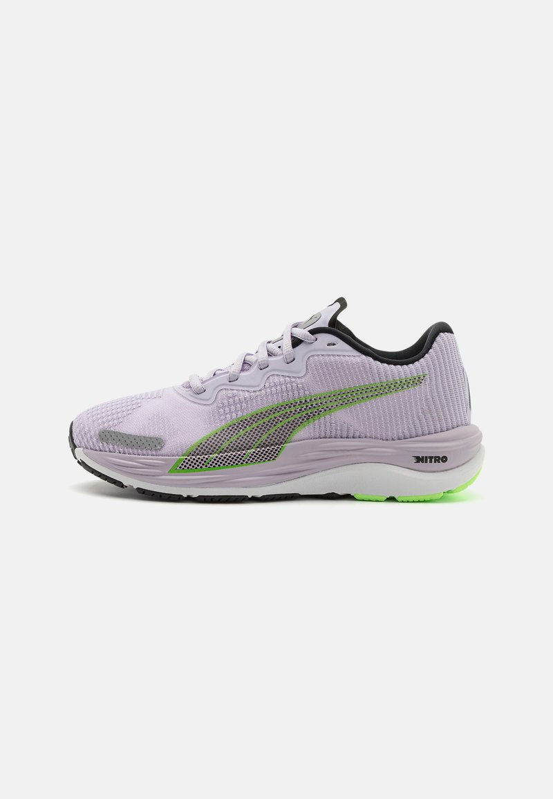 Baskets de course légères en mesh violet clair avec un talon noir, des accents verts et une semelle texturée pour l'adhérence. Elles disposent d'un intermédiaire rembourré.
