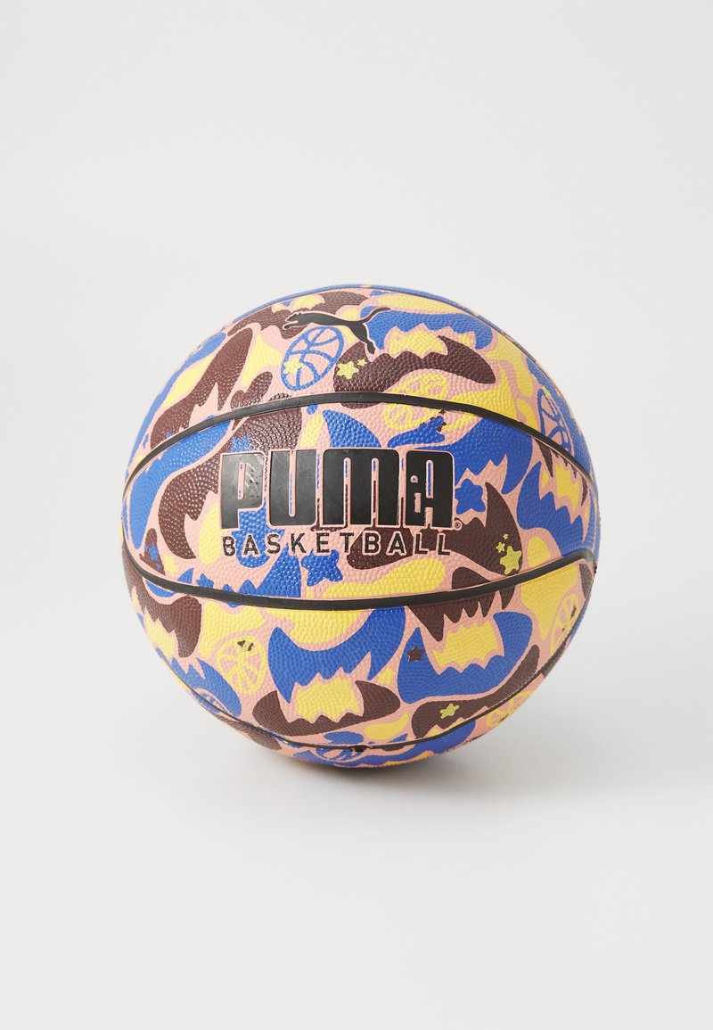 Puma basketboll som har en mönstrad design i brunt, blått, gult och rosa, med texturerad yta och "PUMA BASKETBALL"-logotyp.