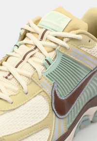 Nike Sportswear ZOOM VOMERO 5 STYLE - Sneakers - team gold/fauna brown/pale ivory/seafoam/metallic platinum