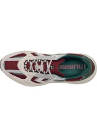 Sport Schuhe mit einem bordeauxroten Netzobermaterial, grauen Akzenten und weißen Schnürsenkeln. Grüne Innenauskleidung, strukturierte Sohle für Halt und Logo-Detail auf der Zunge.