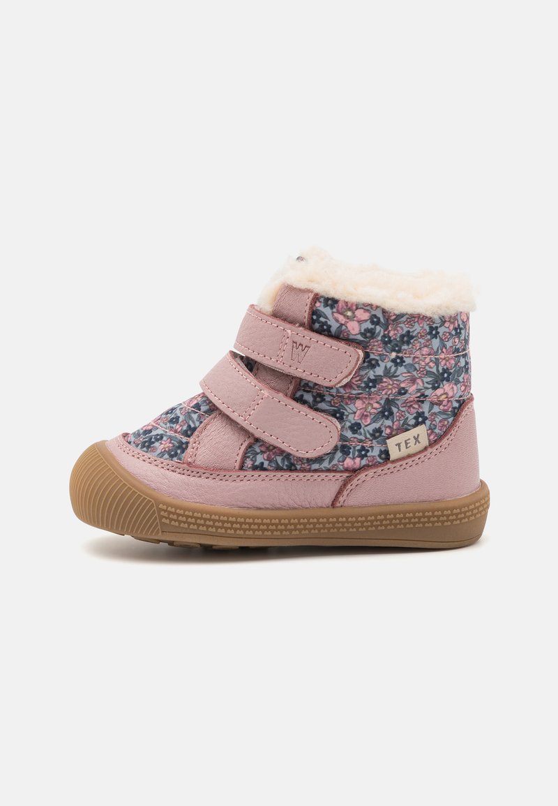 Baskets montantes roses avec un dessus en tissu floral, doublure en fausse fourrure et deux bandes Velcro. Semelle en caoutchouc avec un motif de grip texturé.