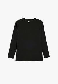 Camisa negra de manga larga con escote redondo, hecha de un tejido suave. En la parte posterior presenta un pequeño logo en el cuello.