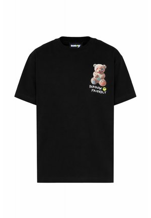 Zwart T-shirt met korte mouwen met een kleine teddybeerafbeelding en de tekst "BARROW FRIENDLY" op het linkerborstgebied.