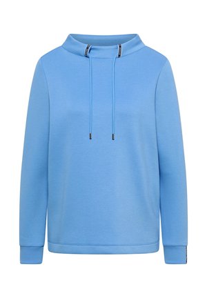 Sweat-shirt bleu clair à manches longues avec un col montant et des cordons de serrage bleus avec des étiquettes noires pendantes sur le devant.