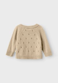 Maglione per neonato beige in maglia con maniche lunghe, colletto e polsini a costine, e motivo decorativo a rombi con fori frontali e posteriori.