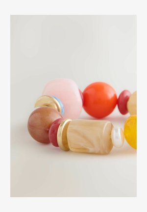 Farverig perlearmbånd med runde og geometriske former, lavet af materialer som glas og guldfarvede accenter, i nuancer af pink, orange og gul.
