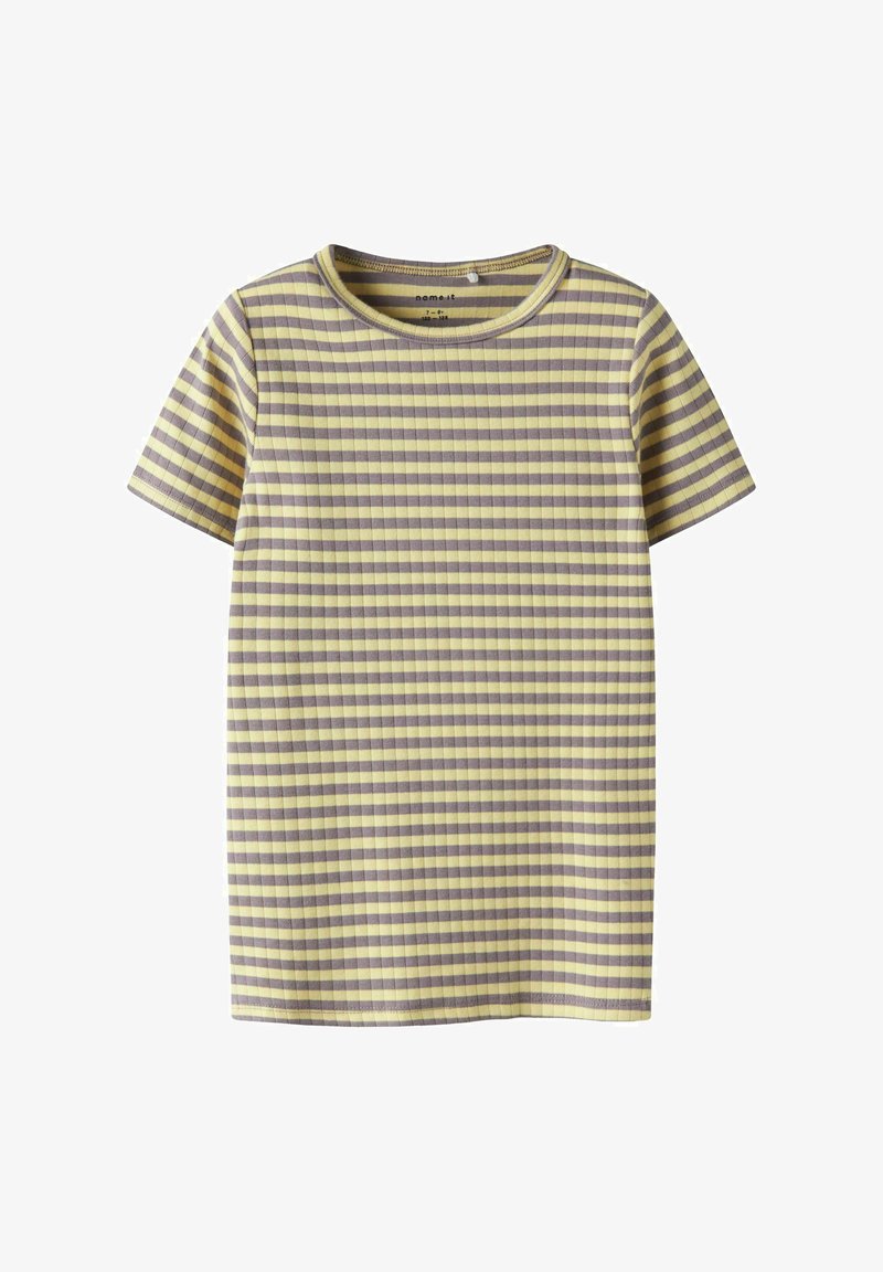 Camiseta de manga corta a rayas en amarillo y gris, con textura acanalada y cuello redondo. Ajuste casual con rayas horizontales.