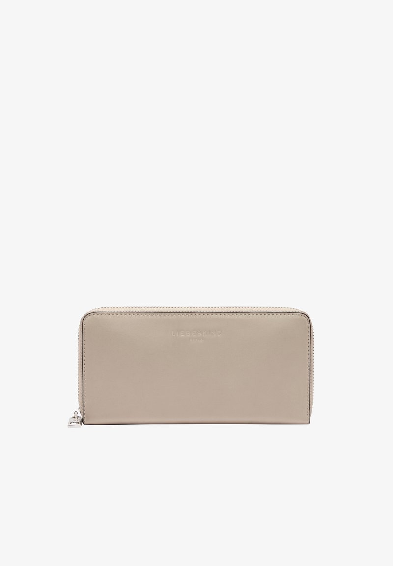 Portefeuille en cuir beige avec une texture lisse, de forme rectangulaire et fermeture éclair. Présente un logo en relief à l'avant et des accents en métal argenté.