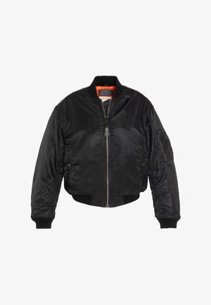 Zwarte bomberjack van glanzend nylon, voorzien van ribgebreide manchetten en zoom, oranje voering en meerdere zakken, waaronder een met rits afgesloten zak op de arm.