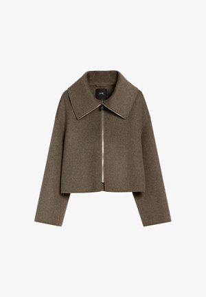 Krótkia kurtka, wykonana z miękkiej brązowej wełny, ma duży kołnierz i zamek z przodu, długie rękawy oraz luźny krój.