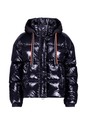 Doudoune noire brillante avec capuche, présentant des cordons de serrage orange, une fermeture éclair et deux poches avant. Texture douce avec un design matelassé.