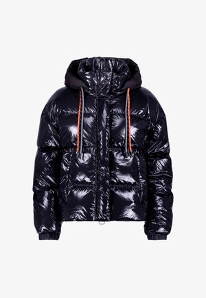 Doudoune noire brillante avec capuche, présentant des cordons de serrage orange, une fermeture éclair et deux poches avant. Texture douce avec un design matelassé.