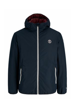 Veste à capuche bleu marine avec fermeture éclair à l'avant, deux poches zippées, poignets élastiques et un petit écusson rond sur la poitrine.