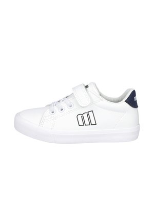 Zapatilla blanca con parte superior sintética suave, acento en el talón azul, logo negro, cierre con cordones y velcro, suela de goma, puntera redondeada.