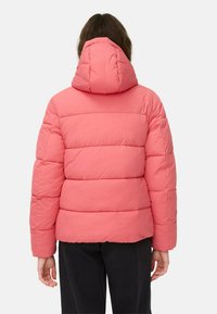Rosa pufferjakke med hætte, der har et quiltet design og elastiske manchetter. Glat tekstur og afrundet kant for en behagelig pasform.