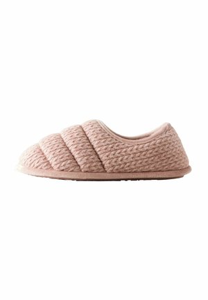 Chaussons roses matelassés avec un profil bas, une texture douce et un bout arrondi. Comprend une semelle intérieure rembourrée et une semelle extérieure en caoutchouc pour une meilleure adhérence.