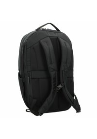 Zwarte rugzak met gevoerde schouderbanden, gestructureerde panelen, meerdere ritscompartimenten en een handvat aan de bovenkant om te dragen. Duurzame stoffen constructie.