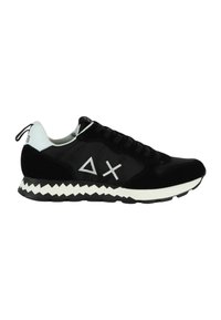 Sneaker nere realizzate in tessuto e suede, con accenti bianchi, design geometrici e una suola a motivo zigzag.